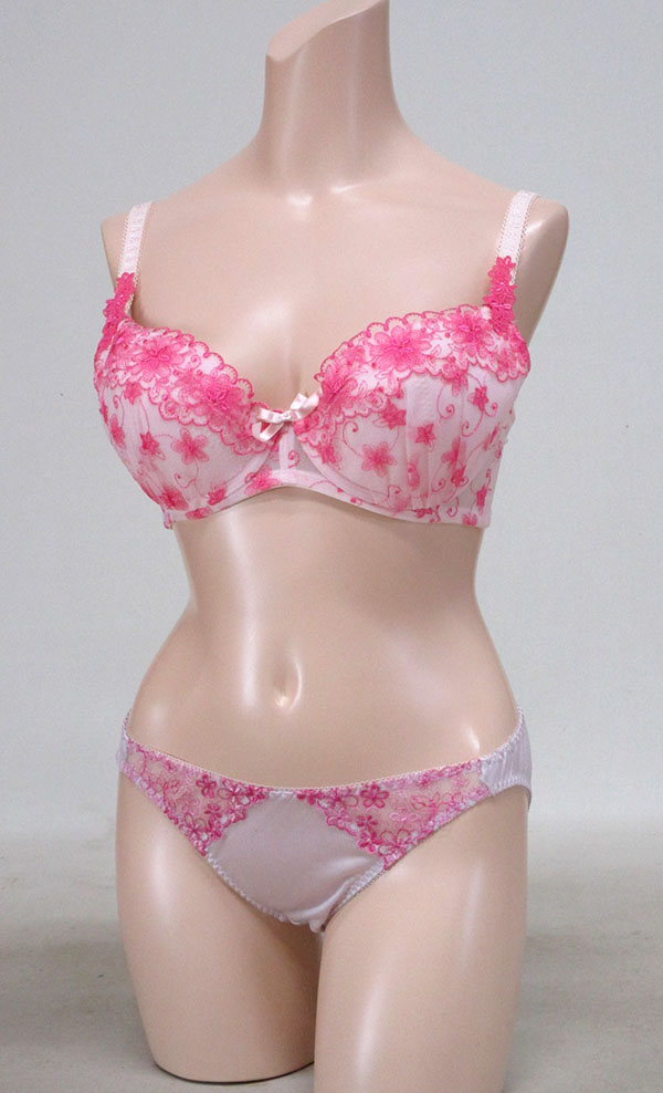 巨乳ブラジャー＋パンティー